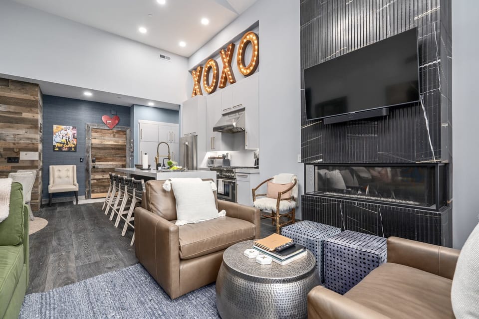 Deluxe Condo, 3 Bedrooms, 3 Bathrooms, Slope side | Living area | 40-inch TV with satellite channels, fireplace, pay movies