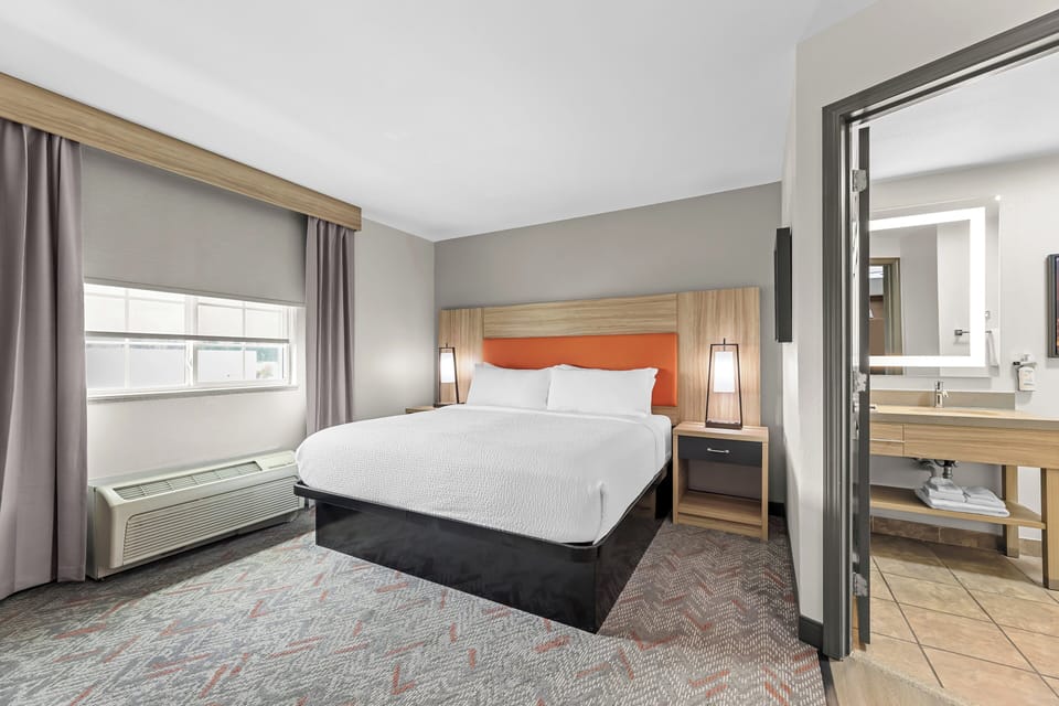 Premium bedding, in-room safe, desk, laptop workspace