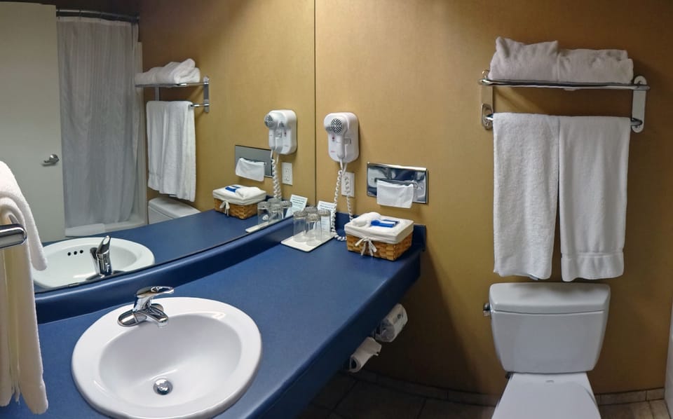 Beach Gardens Resort and Marina Hotel in Powell River