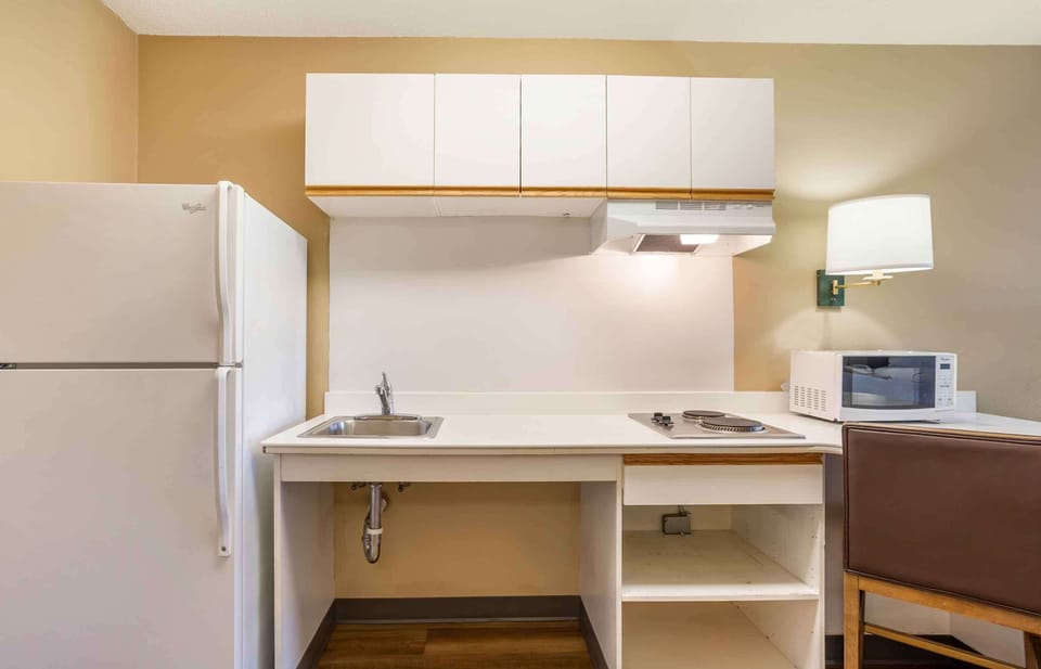 Full-size fridge, microwave, stovetop, coffee/tea maker