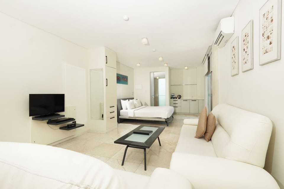 Studio | Minibar, in-room safe, desk, blackout drapes