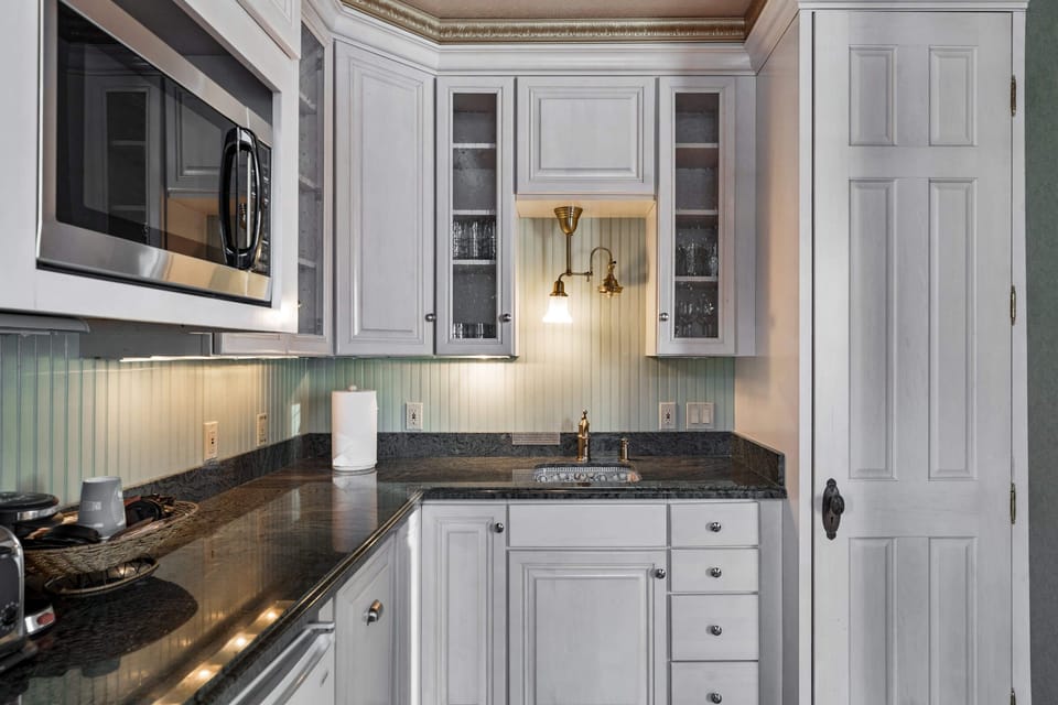 Presidential Suite | Private kitchen | Coffee/tea maker, fridge, microwave, freezer