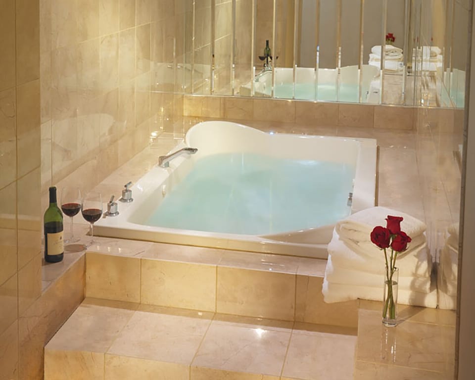 Club Suite, 1 King Bed, Hot Tub | Premium bedding, in-room safe, desk, blackout drapes