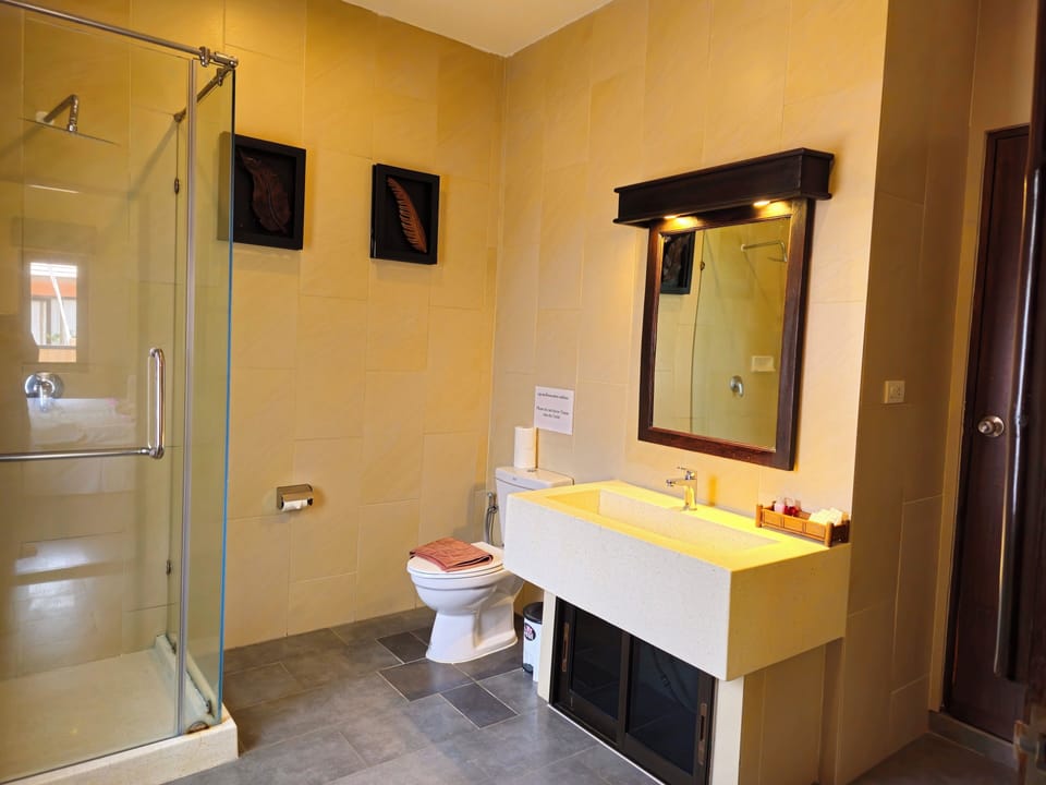 Separate tub and shower, deep soaking tub, free toiletries, hair dryer