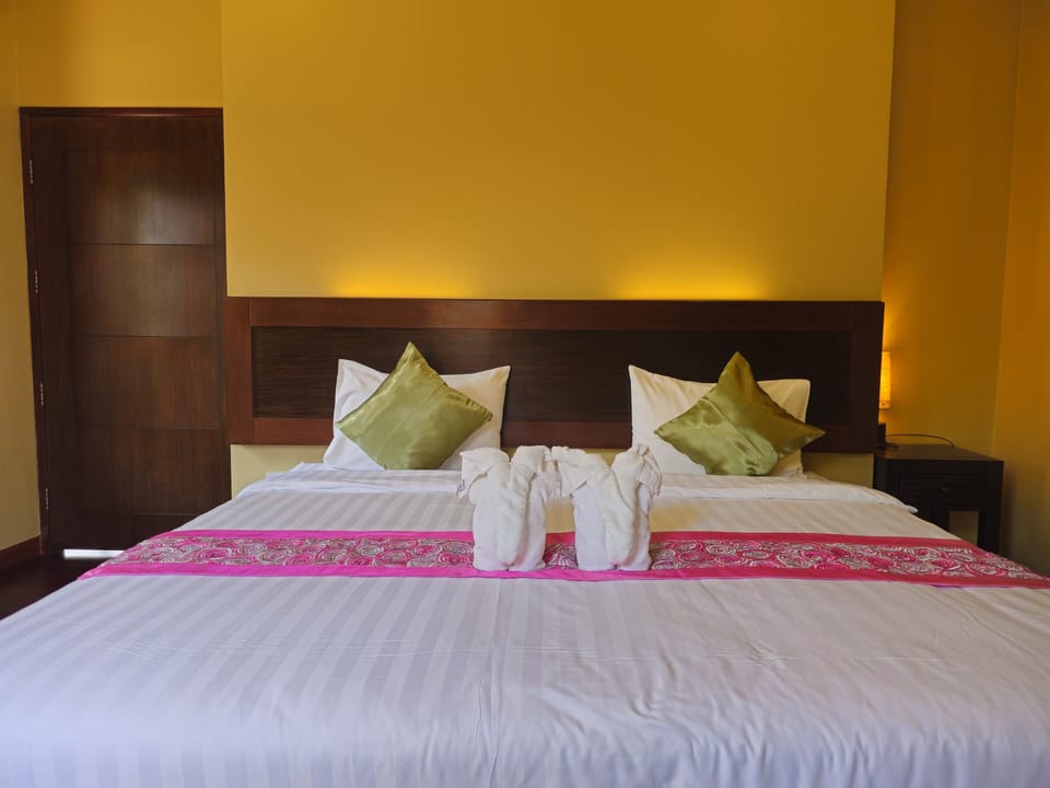 2 bedrooms, in-room safe, desk, blackout drapes
