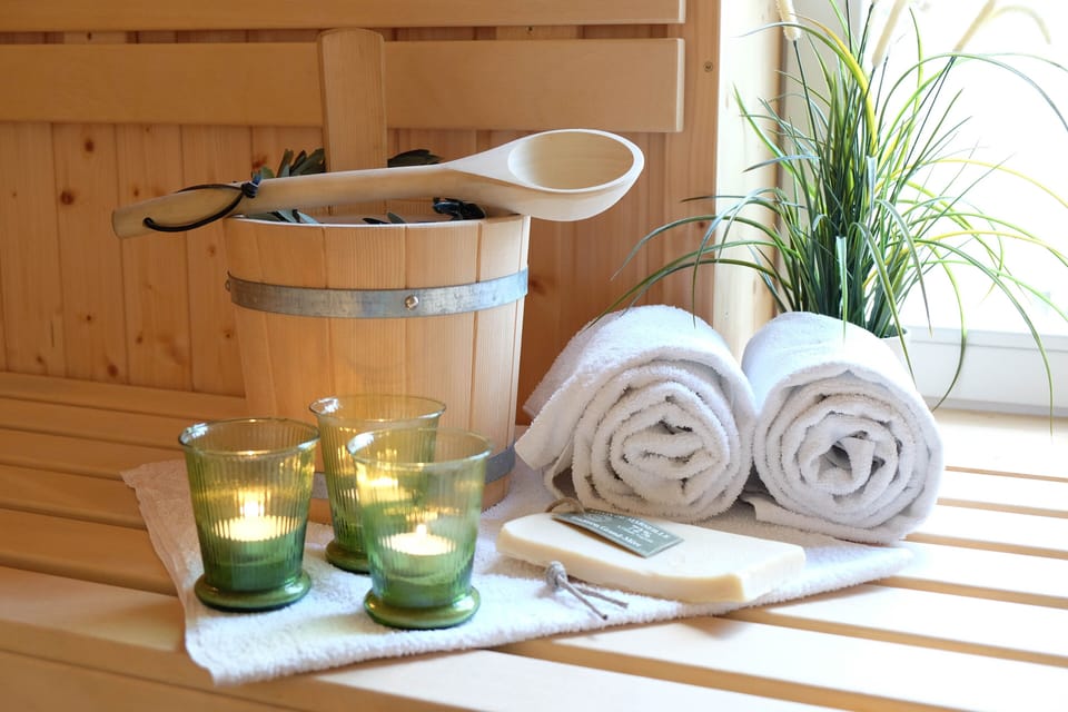 Luxury thatched roof holiday home 'Seemannsbraut auf Rügen' - free WiFi & sauna House in Glowe