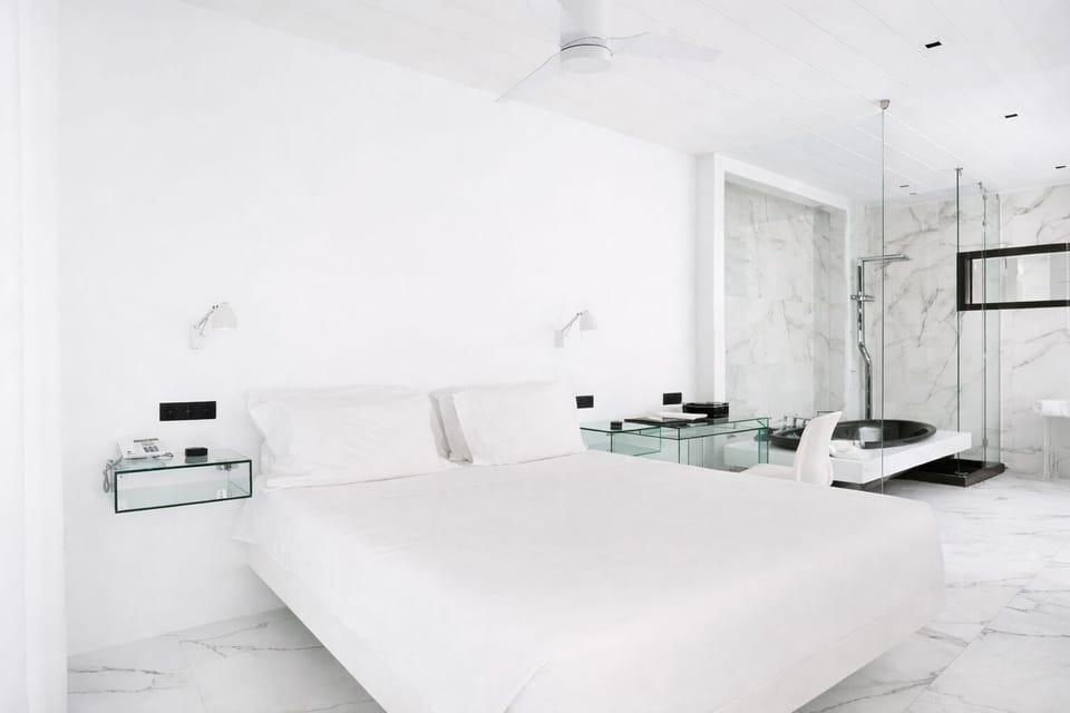 Deluxe Suite Sea View  | Premium bedding, minibar, in-room safe, individually decorated
