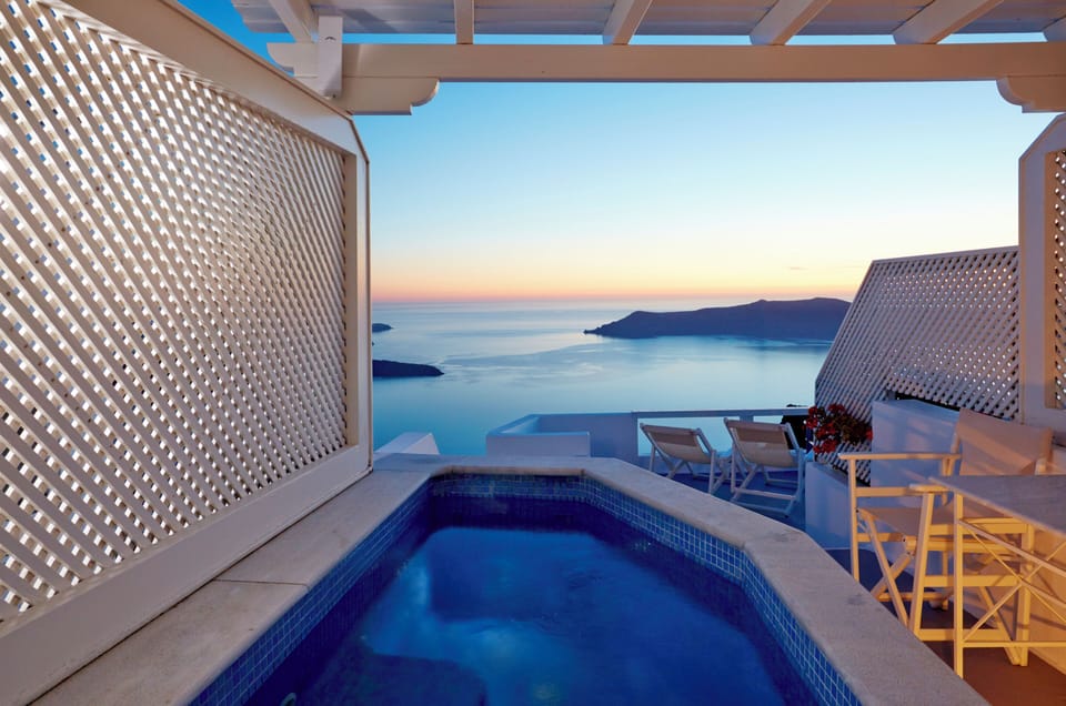 Honeymoon Suite | Minibar, in-room safe, soundproofing, iron/ironing board