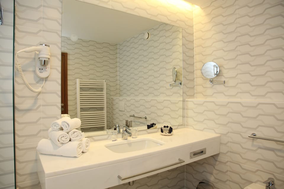 Standard Studio Suite | Bathroom | Free toiletries, hair dryer, bathrobes, slippers