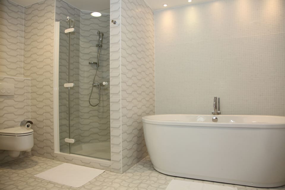 Standard Studio Suite | Bathroom | Free toiletries, hair dryer, bathrobes, slippers