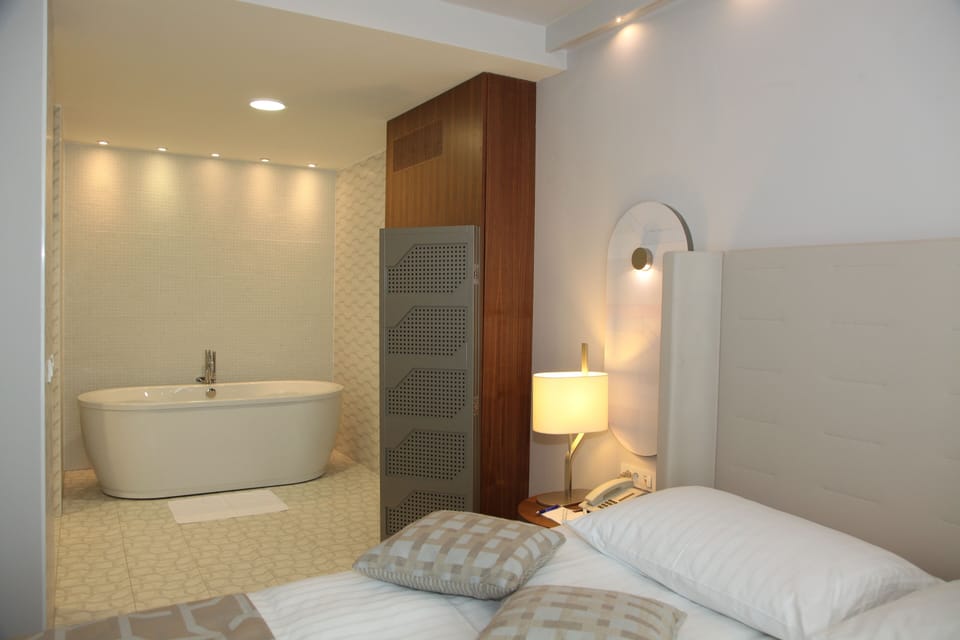 Standard Studio Suite | Bathroom | Free toiletries, hair dryer, bathrobes, slippers