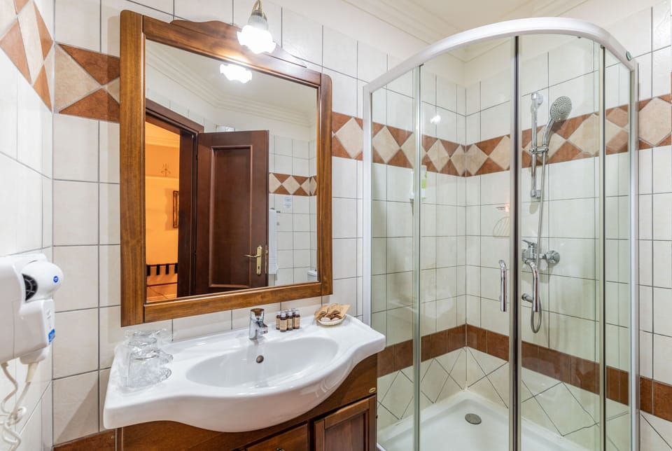 Junior Studio | Bathroom | Hair dryer, bathrobes, slippers, towels