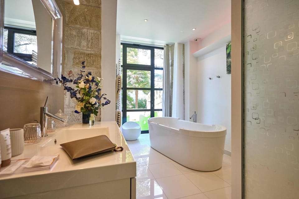 Suite (Pauline) | Bathroom | Free toiletries, hair dryer, bathrobes, towels