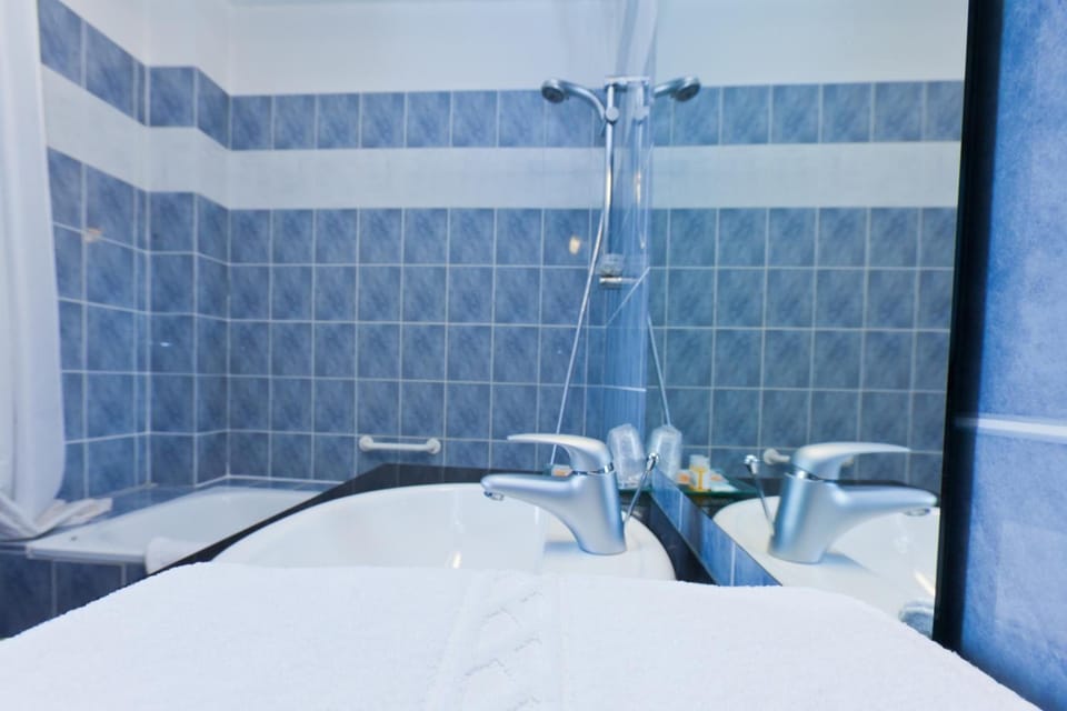 Deep soaking tub, hair dryer, towels