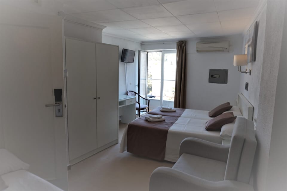 Standard Quadruple Room | Pillowtop beds, in-room safe, desk, free WiFi