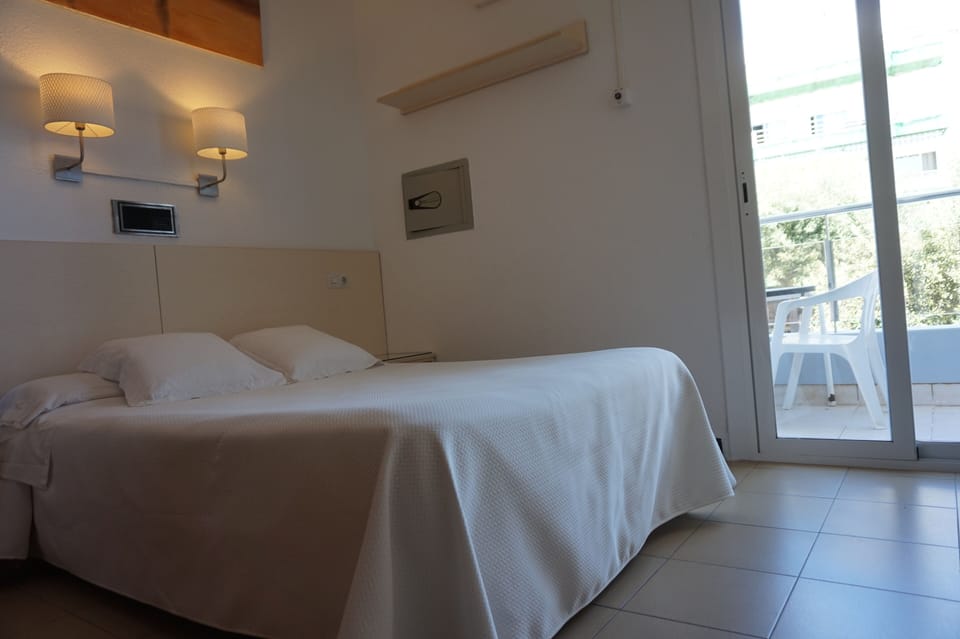 Standard Double Room | Pillowtop beds, in-room safe, desk, free WiFi