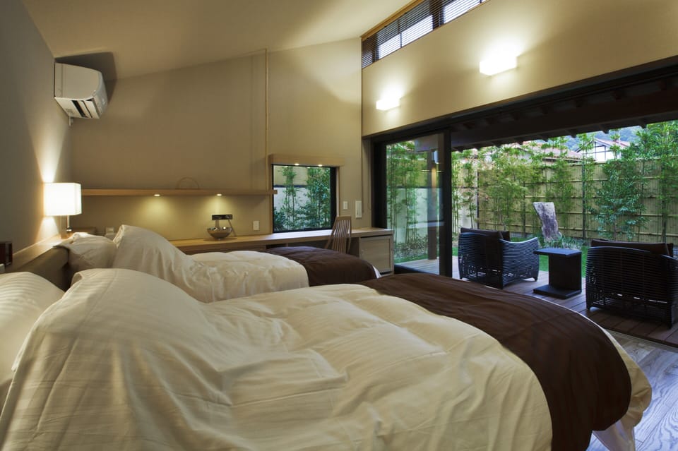 Suite | Living room | Flat-screen TV