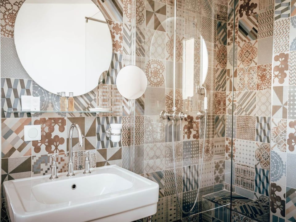 Junior Suite | Bathroom | Free toiletries, hair dryer, bathrobes, slippers