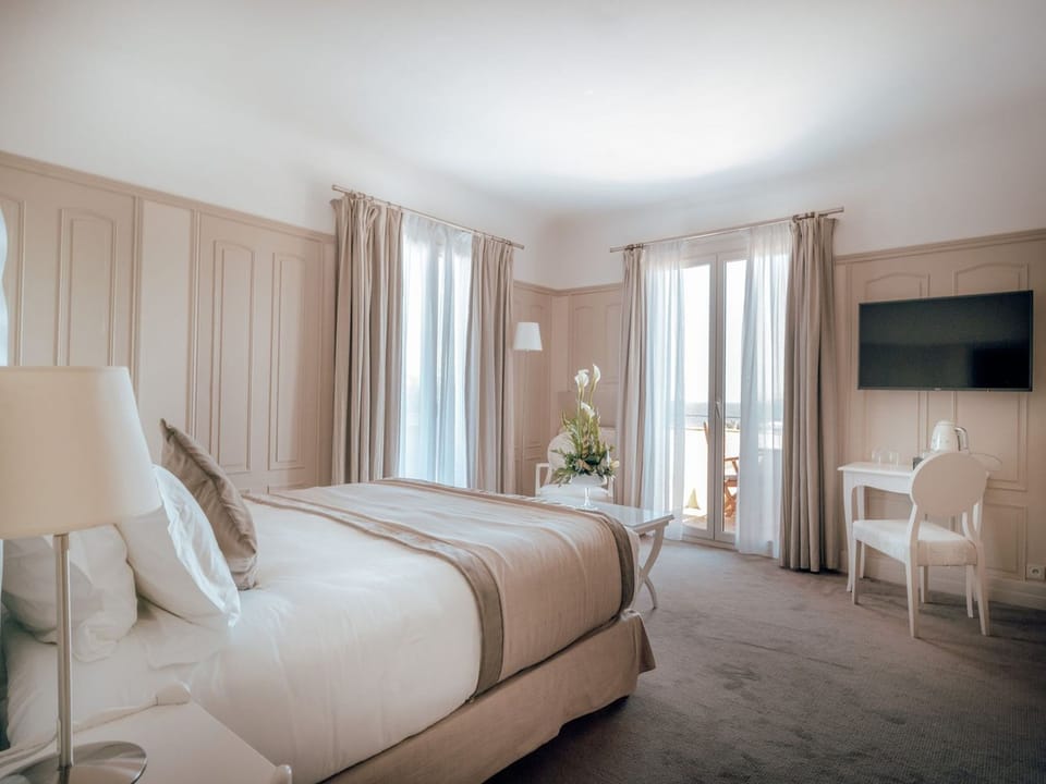 Deluxe Room, Balcony, Sea View | Minibar, in-room safe, individually decorated, individually furnished