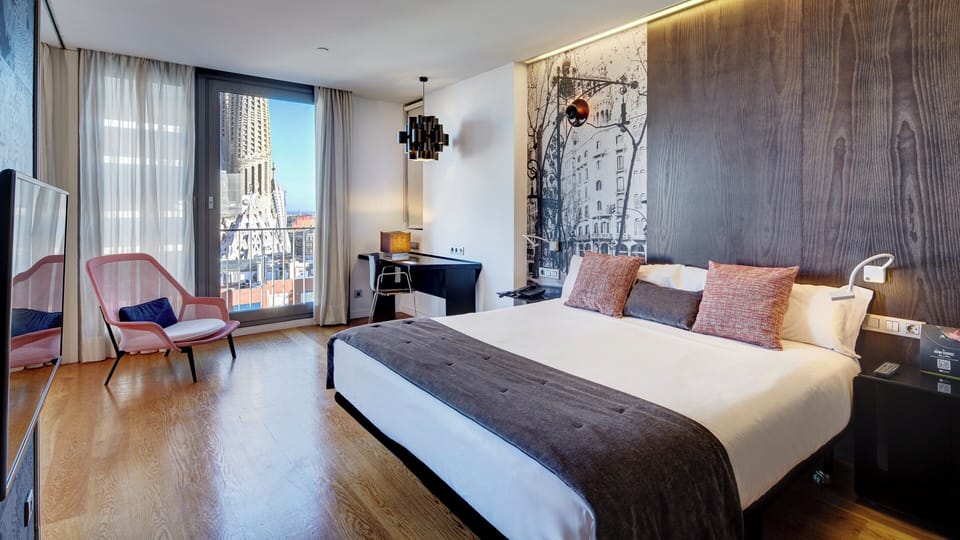 Classic Double Room (Sagrada Familia View) | Minibar, in-room safe, desk, blackout drapes
