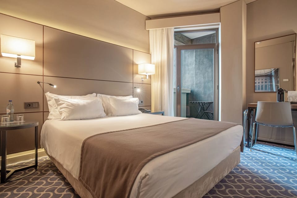 Hypo-allergenic bedding, minibar, in-room safe, desk
