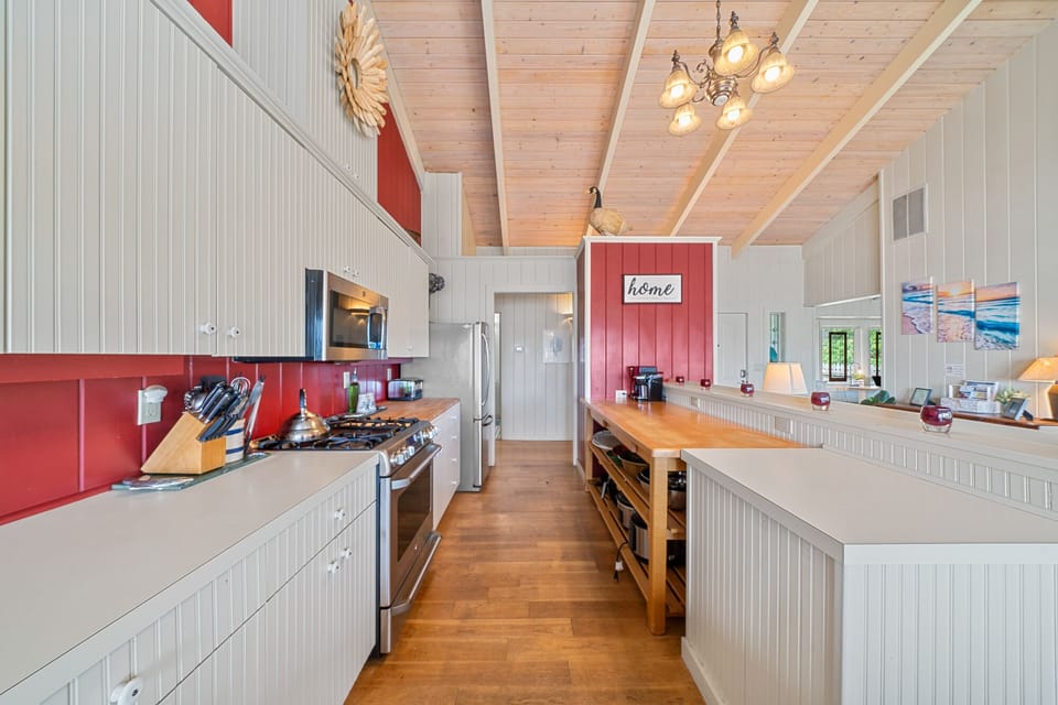 Large kitchen with rom for the entire family to cook