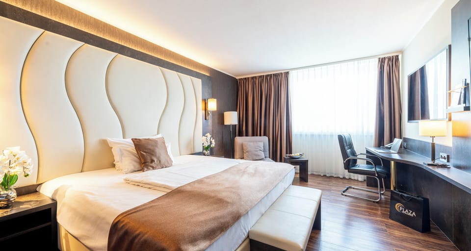 Hypo-allergenic bedding, minibar, in-room safe, individually furnished