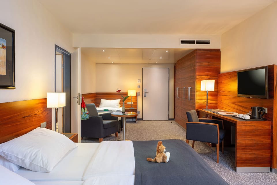 Family Room (ComfortPlus) | Hypo-allergenic bedding, down comforters, in-room safe, desk
