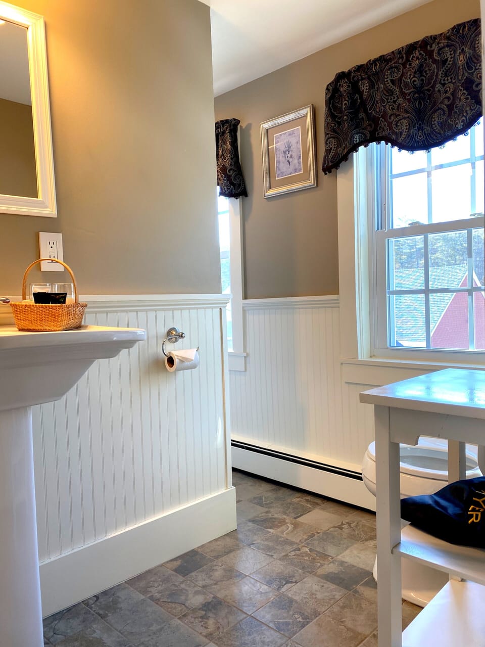 Room 11 | Bathroom | Free toiletries, hair dryer, towels, soap
