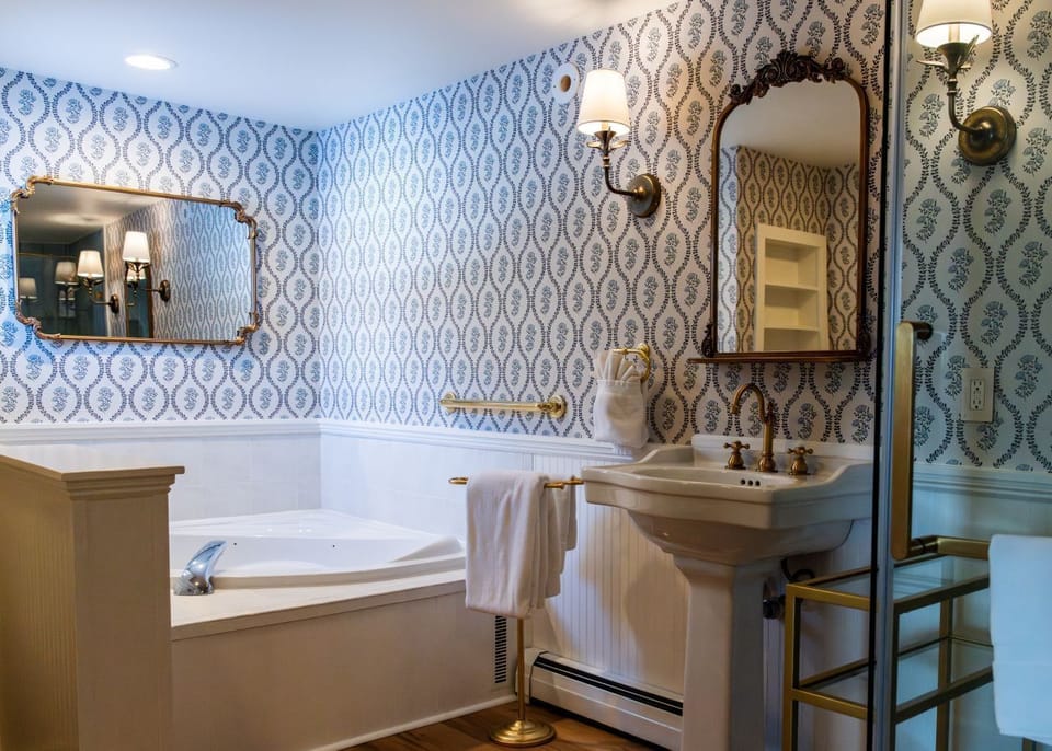 Room 1 - Jr. Suite | Bathroom | Free toiletries, hair dryer, towels, soap