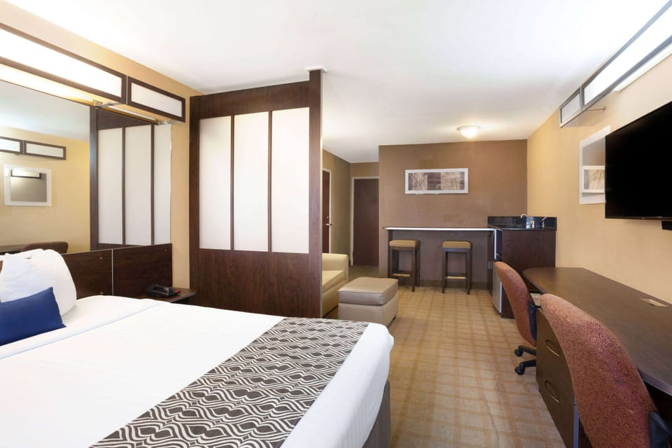 Deluxe Studio Suite, 1 Queen Bed, Non Smoking (Mobility) | Hypo-allergenic bedding available, iron/ironing board, cribs (free)