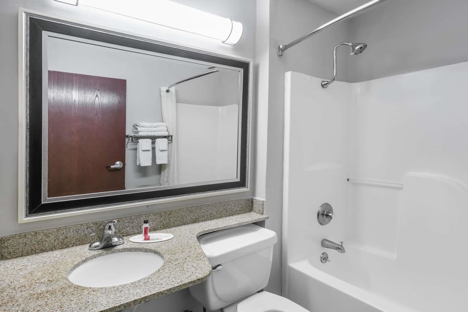 Combined shower/tub, free toiletries, hair dryer, towels