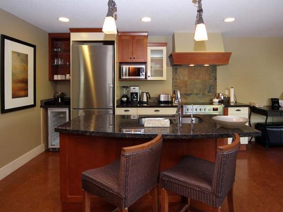 Casual dining at the kitchen island
