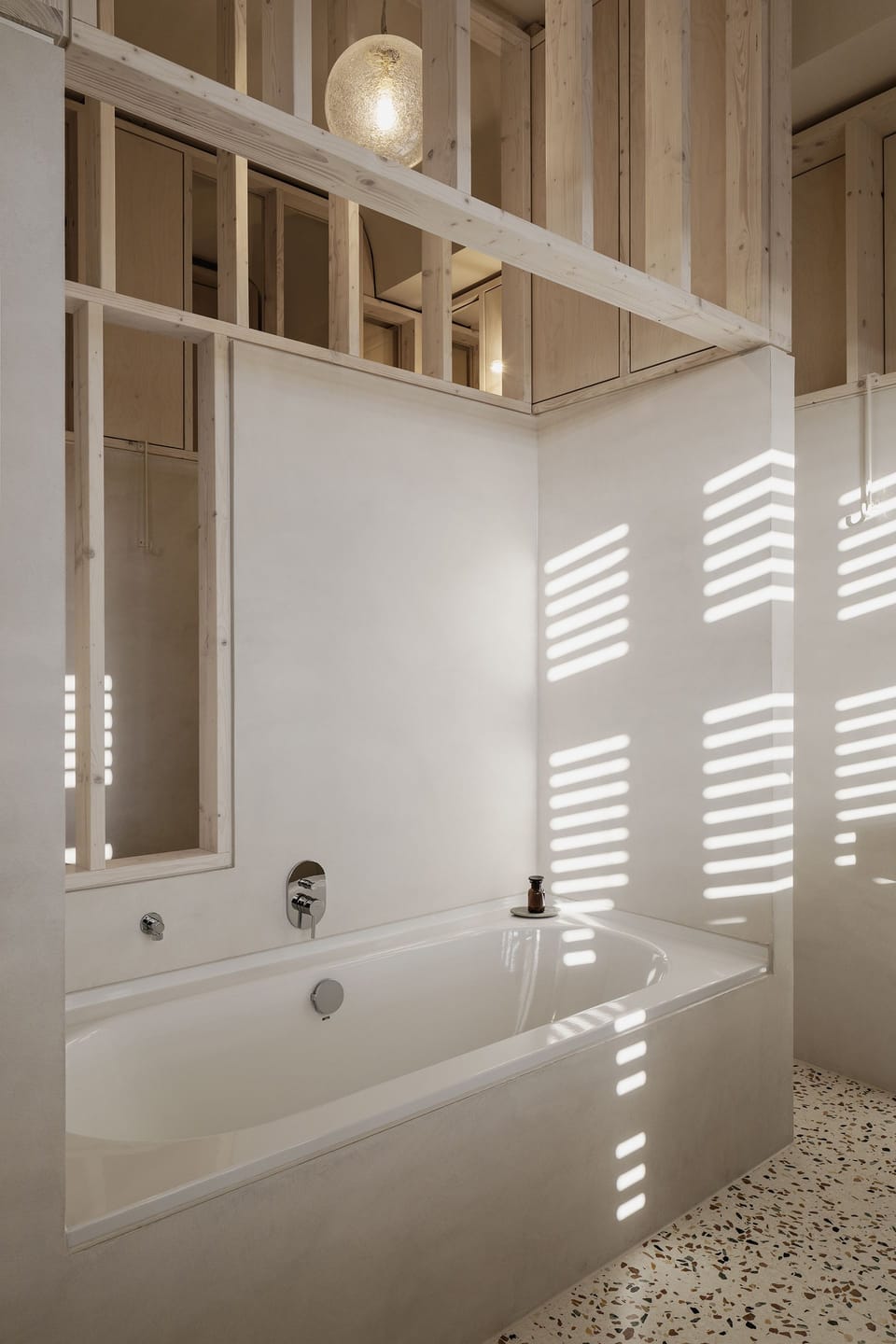 Luxus | Bathroom | Shower, eco-friendly toiletries, hair dryer, towels