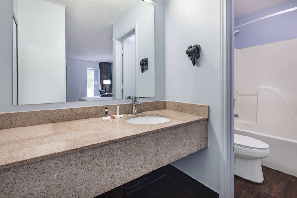 Room, 1 King Bed | Bathroom | Combined shower/tub, free toiletries, hair dryer, towels