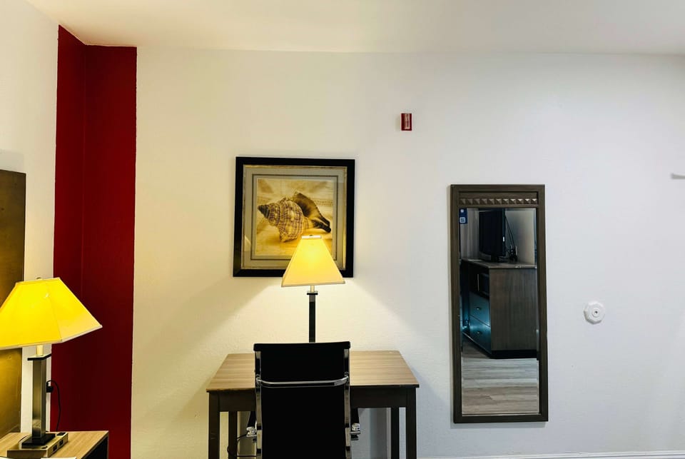 Room, 1 King Bed, Non Smoking, Balcony | In-room safe, individually decorated, individually furnished, desk