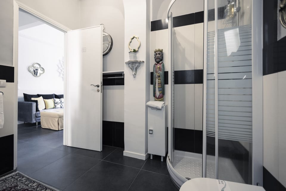 Luxury Suite | Bathroom | Shower, free toiletries, hair dryer, bathrobes