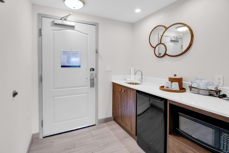 Studio Suite, 1 King Bed with Sofa bed | Desk, blackout drapes, soundproofing, iron/ironing board