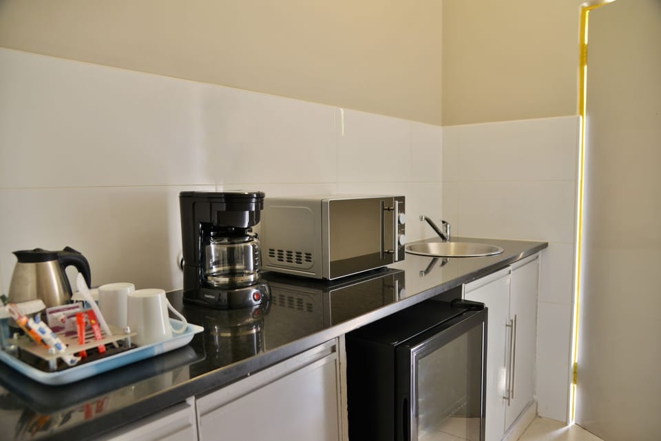 Standard Suite, 1 Queen Bed, Garden View | Private kitchenette | Coffee/tea maker, eco-friendly cleaning products