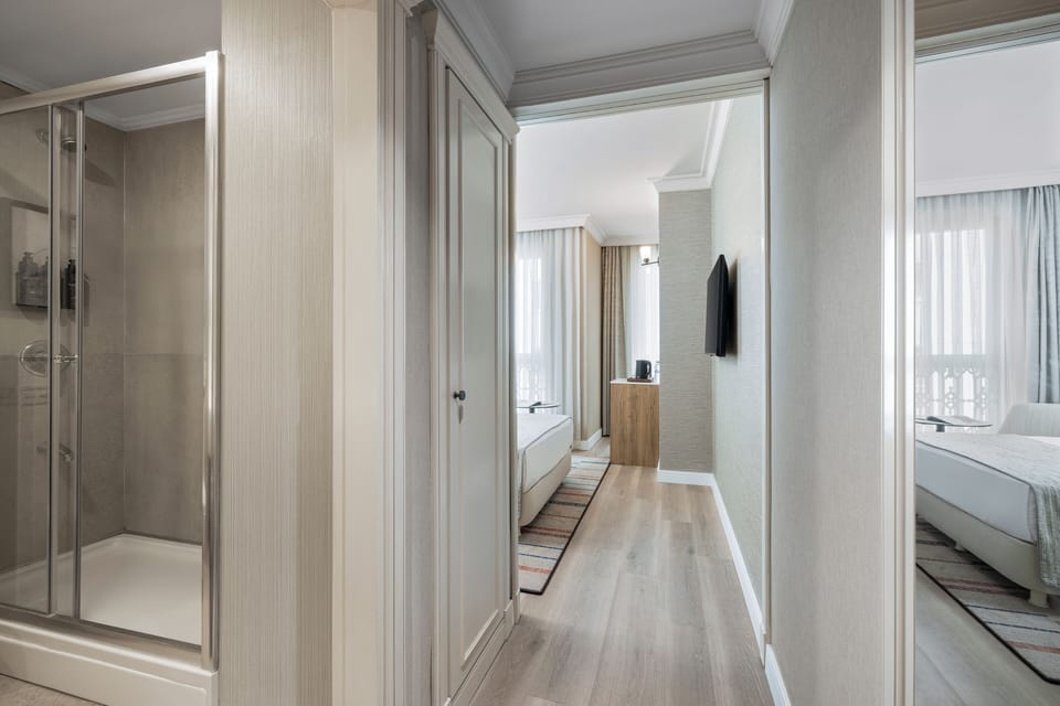 Trendy Room with Queen Size Bed | Minibar, in-room safe, desk, soundproofing
