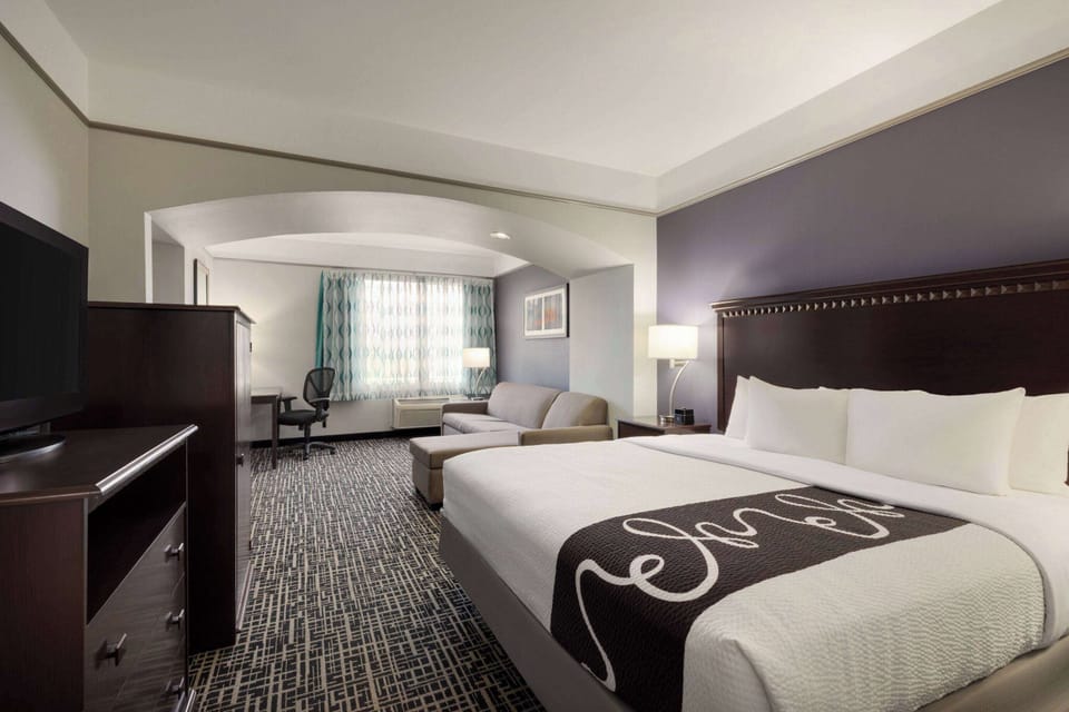 Room, 1 King Bed, Non Smoking (Mobility, Bathtub w/ Grab Bars) | Premium bedding, down comforters, pillowtop beds, desk