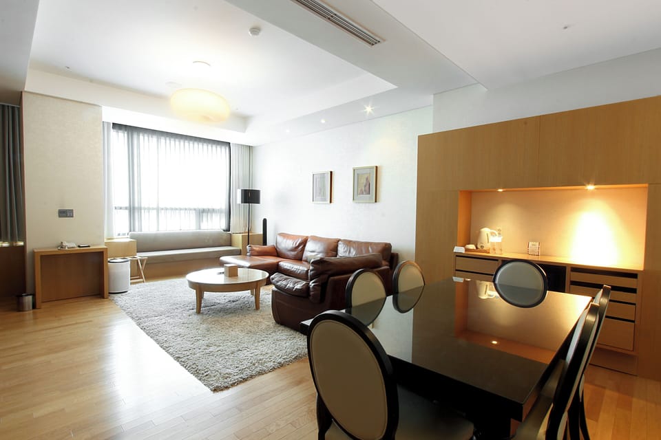 Grand Presidential Suite | Living area | TV