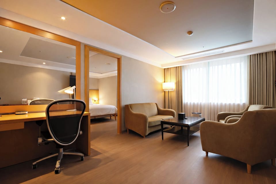 Executive Suite | Living area | TV