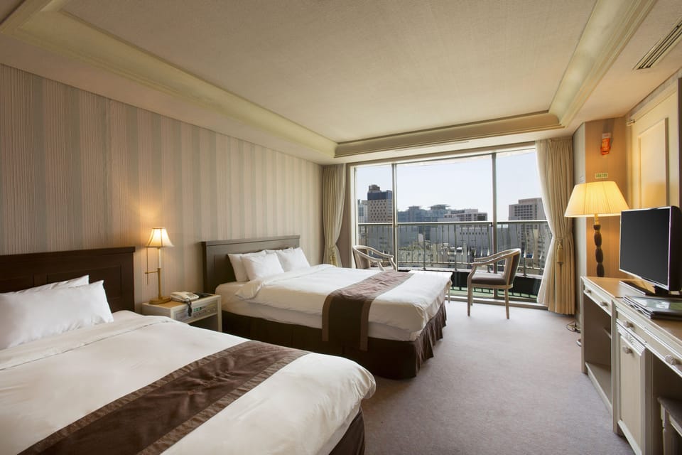 Semi Family Room | Hypo-allergenic bedding, minibar, blackout drapes, soundproofing