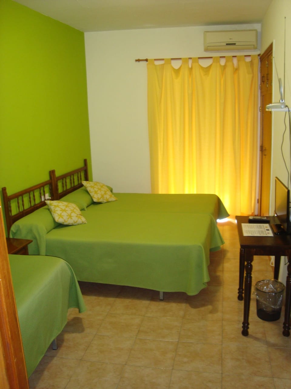 Triple Room | Minibar, desk, free WiFi, bed sheets