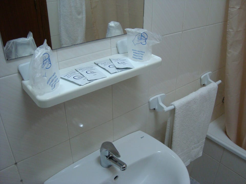 Bathtub, free toiletries, towels