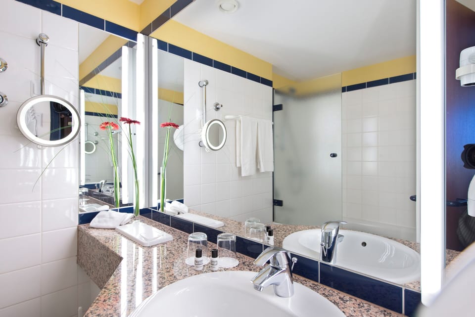 Standard Double Room | Bathroom | Combined shower/tub, free toiletries, hair dryer, towels
