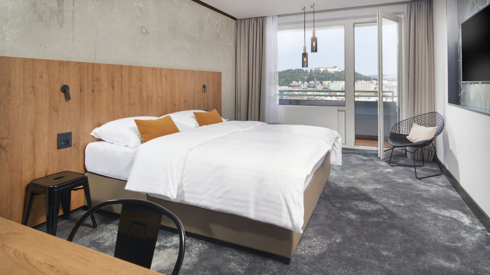 Hypo-allergenic bedding, in-room safe, laptop workspace, blackout drapes