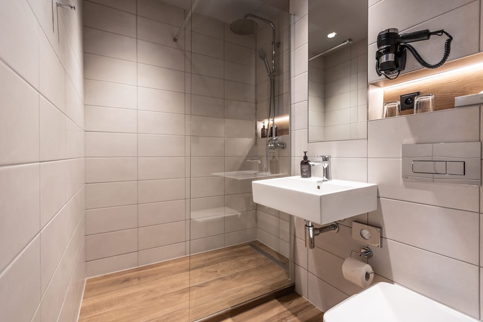 Deluxe Double or Twin Room | Bathroom | Free toiletries, hair dryer, towels, soap