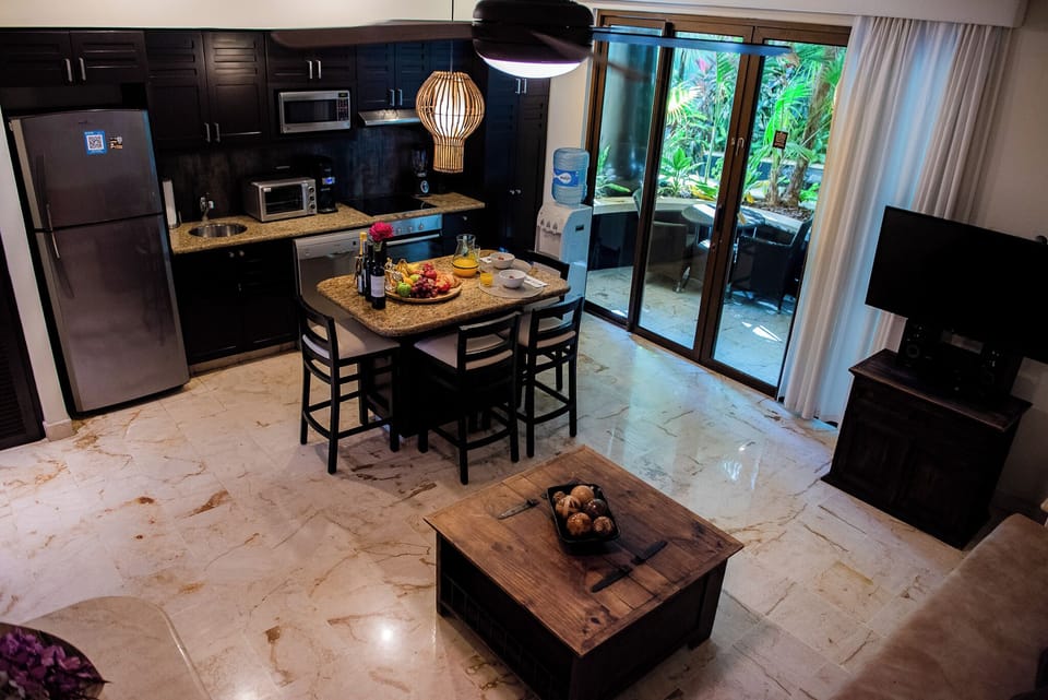 Deluxe Condo, 1 King Bed, Private Bathroom | Living area